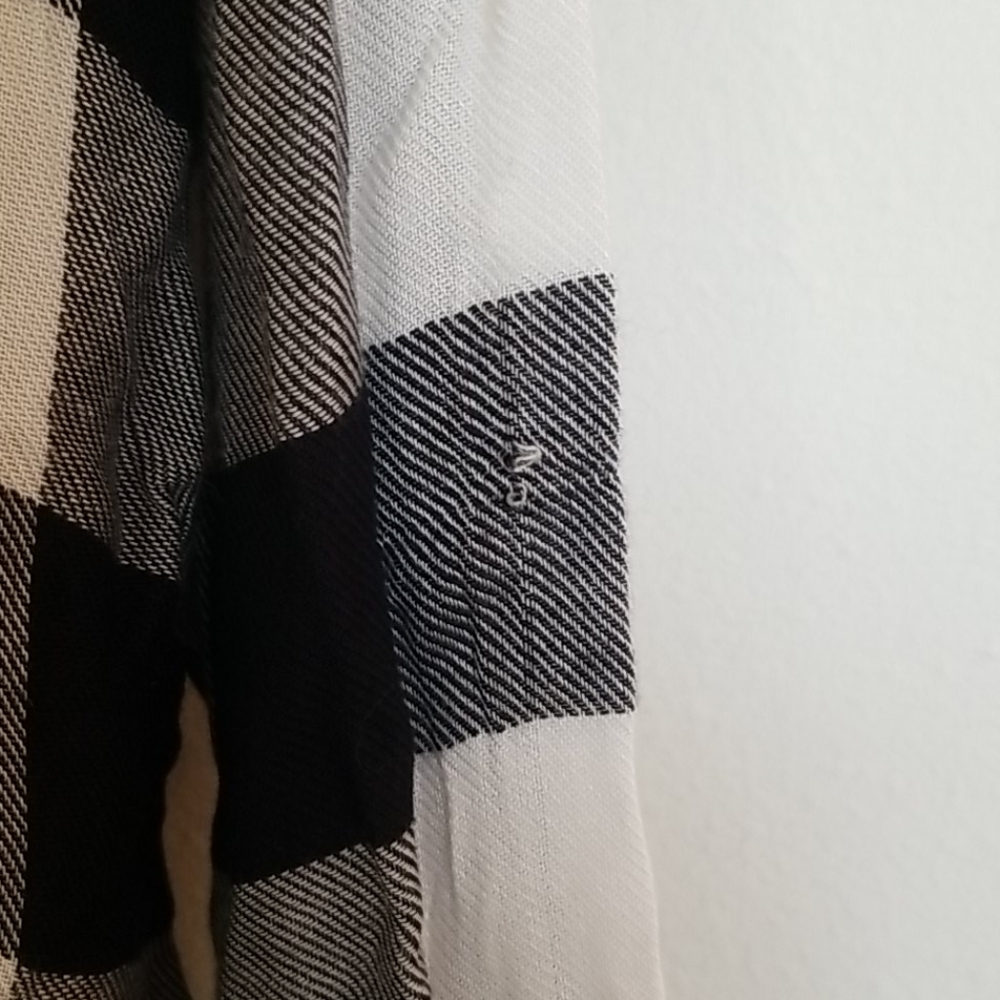 Black and white button down shirt - Picture 5 of 8